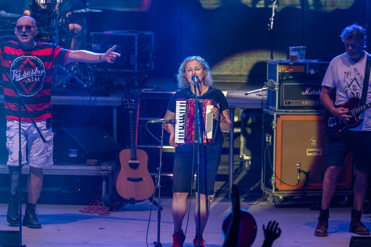 Tři sestry oslavily čtyřicet let i v Lokti, jejich hosty byli E!E a MZH