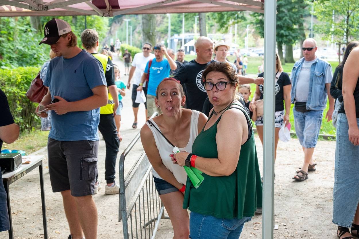 Tři sestry oslavily čtyřicet let i v Lokti, jejich hosty byli E!E a MZH