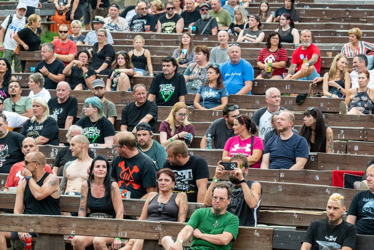 Tři sestry oslavily čtyřicet let i v Lokti, jejich hosty byli E!E a MZH