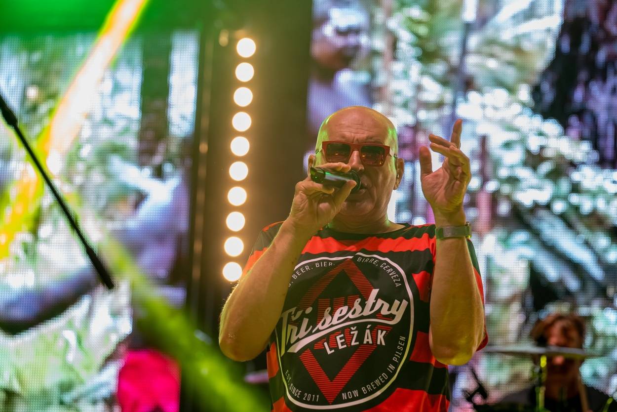 Tři sestry oslavily čtyřicet let i v Lokti, jejich hosty byli E!E a MZH