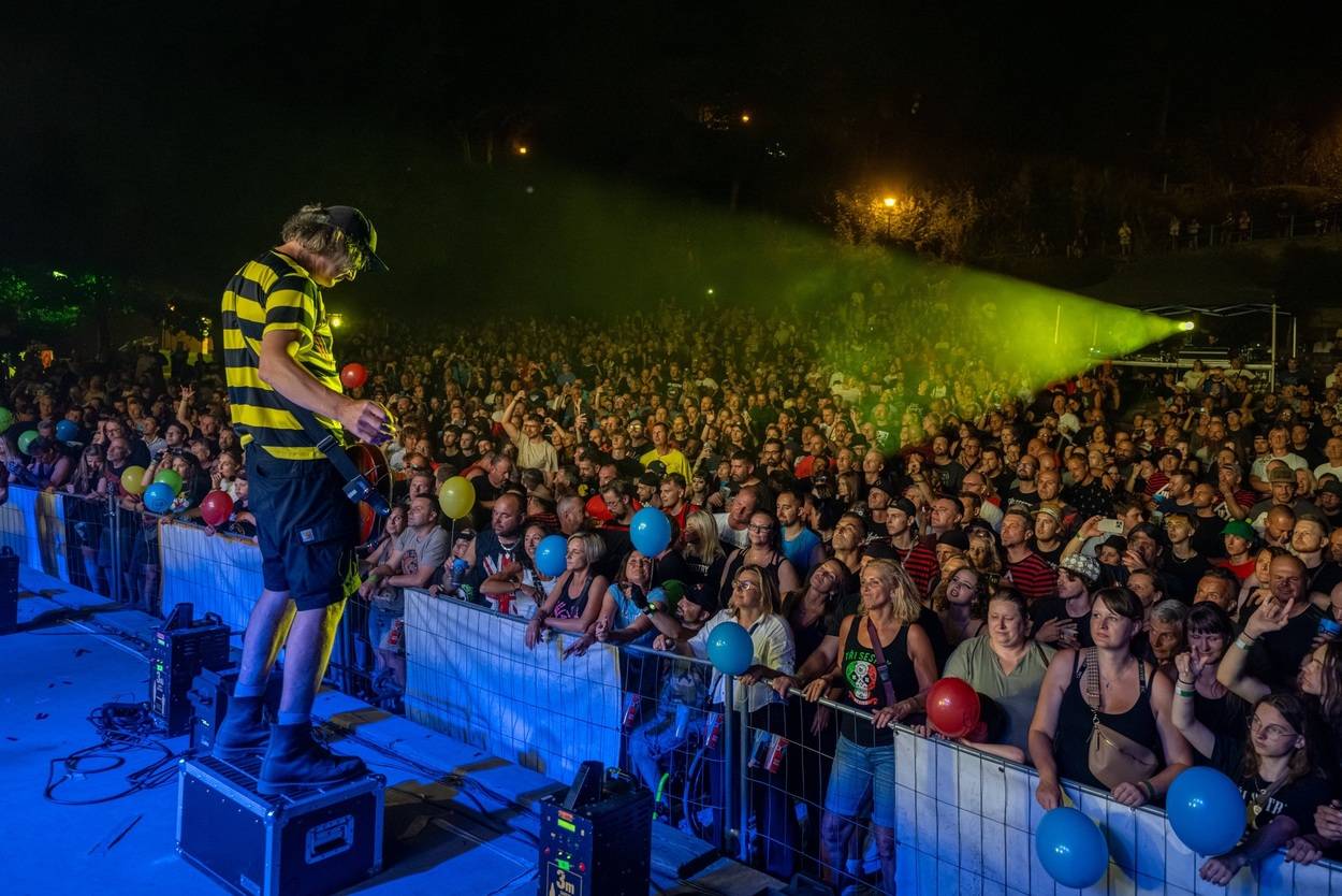 Tři sestry oslavily čtyřicet let i v Lokti, jejich hosty byli E!E a MZH