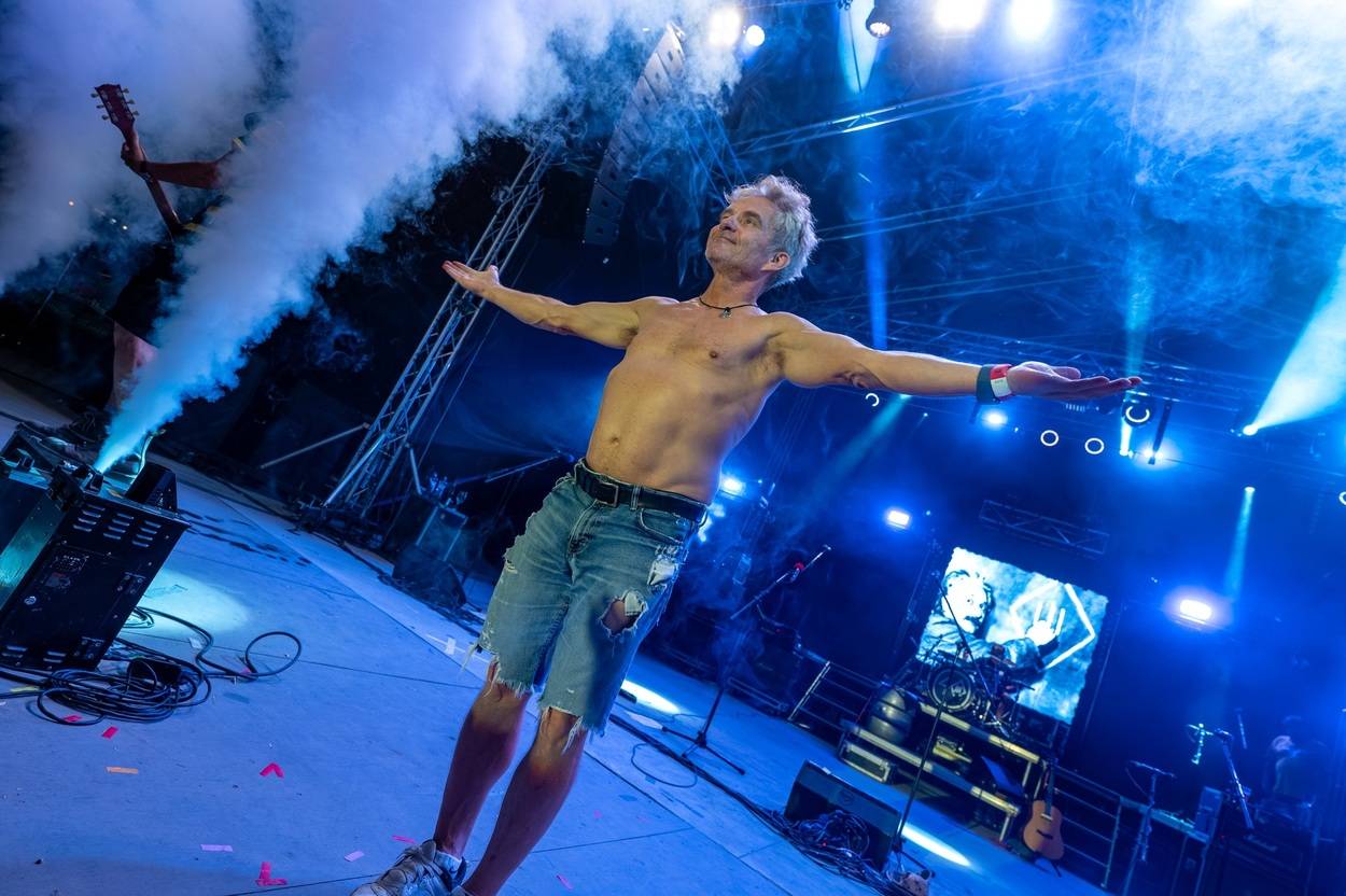 Tři sestry oslavily čtyřicet let i v Lokti, jejich hosty byli E!E a MZH