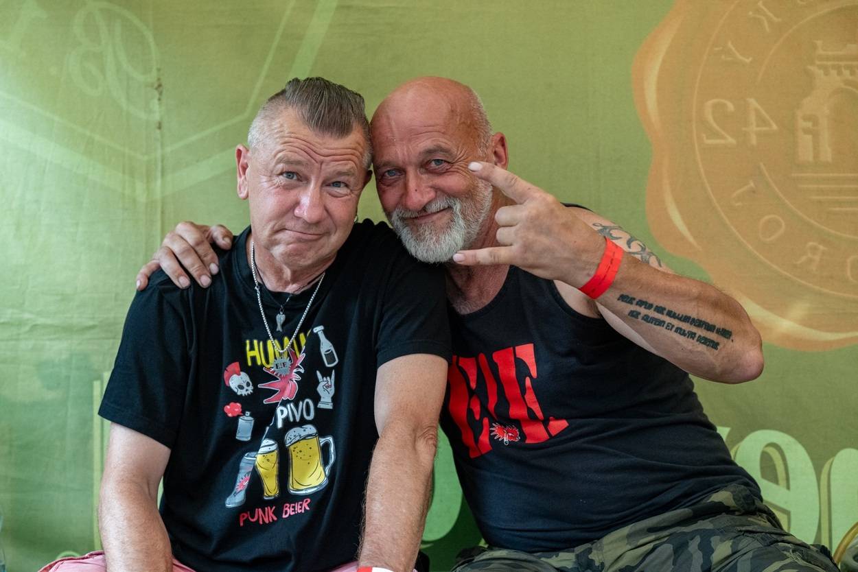 Tři sestry oslavily čtyřicet let i v Lokti, jejich hosty byli E!E a MZH