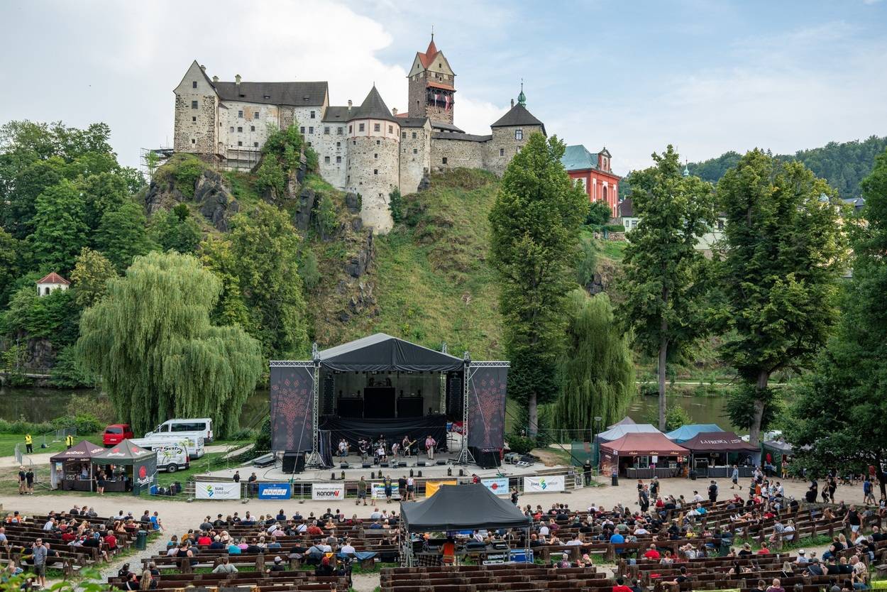 Tři sestry oslavily čtyřicet let i v Lokti, jejich hosty byli E!E a MZH