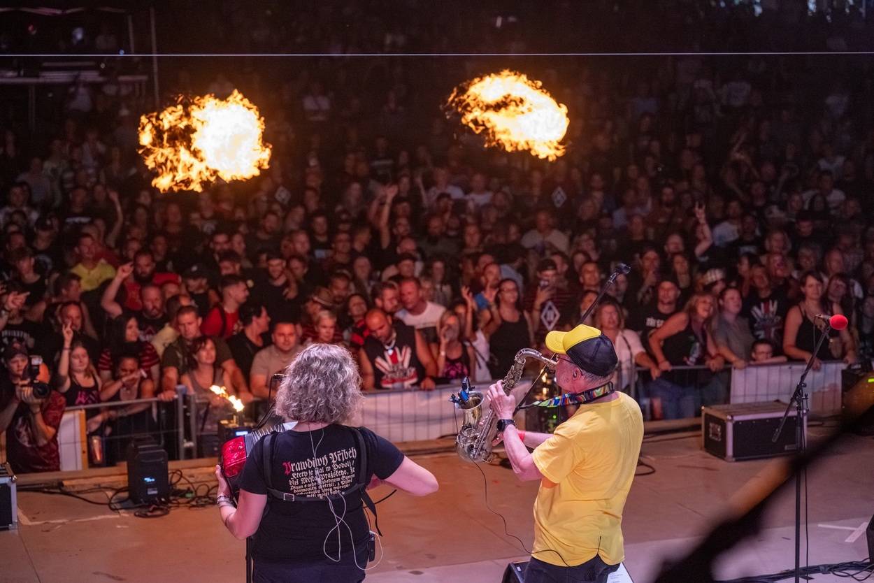 Tři sestry oslavily čtyřicet let i v Lokti, jejich hosty byli E!E a MZH