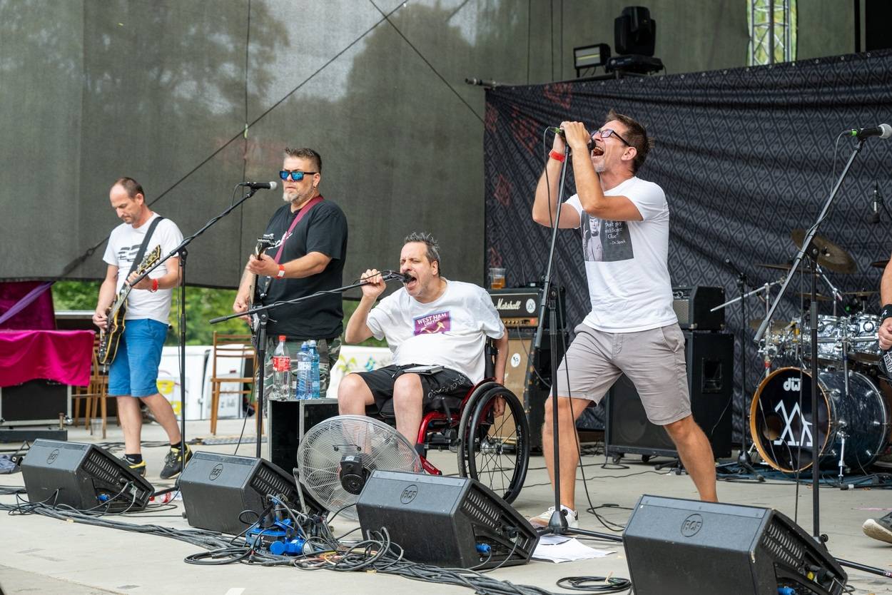 Tři sestry oslavily čtyřicet let i v Lokti, jejich hosty byli E!E a MZH