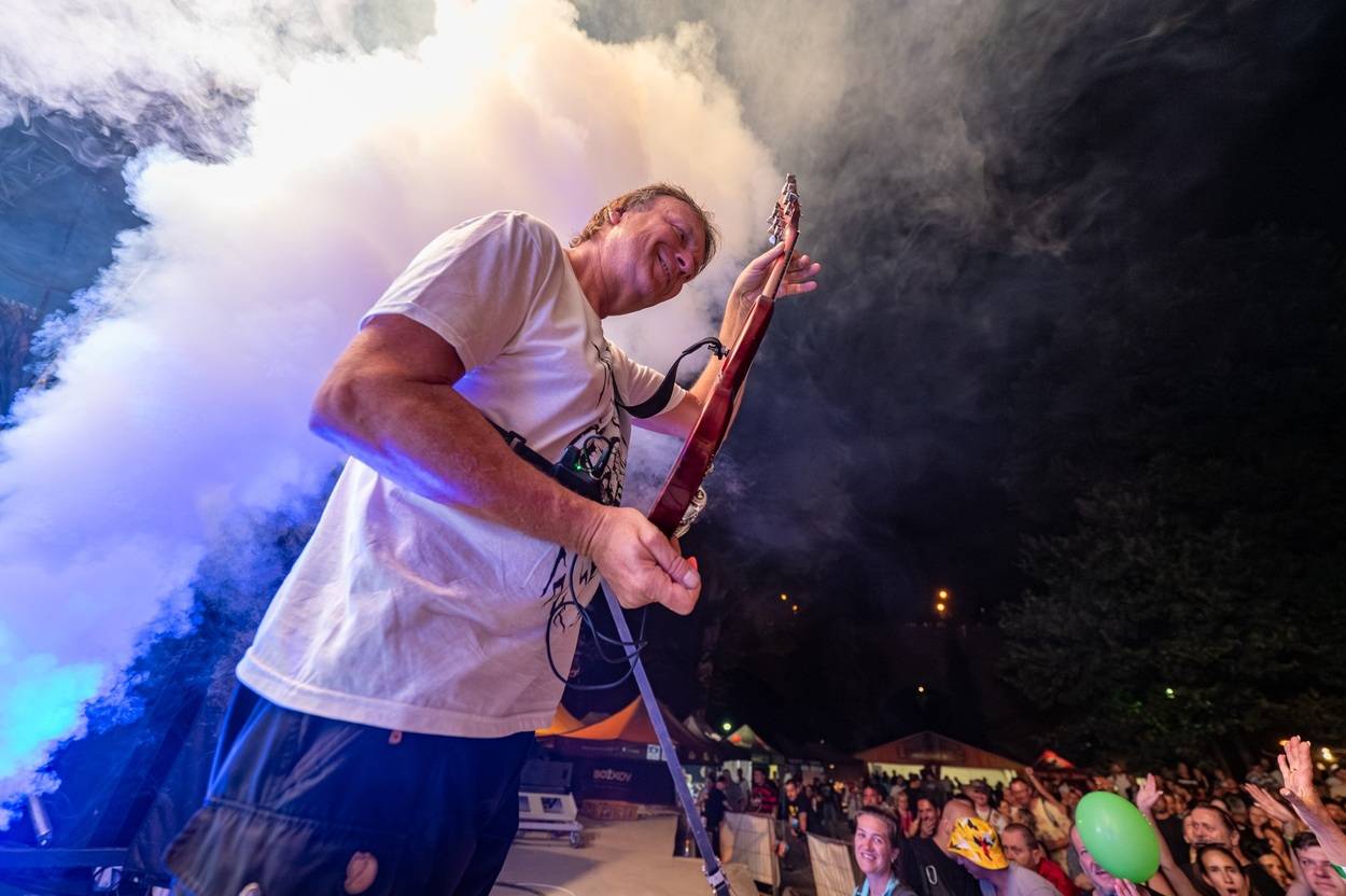 Tři sestry oslavily čtyřicet let i v Lokti, jejich hosty byli E!E a MZH