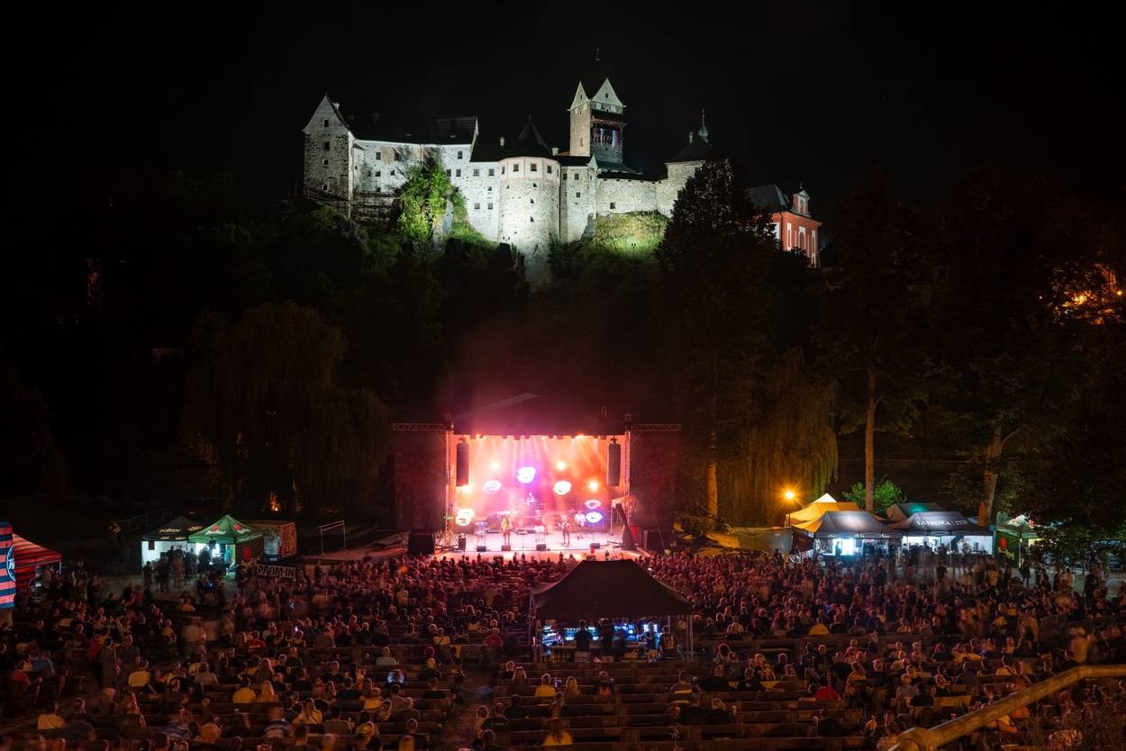 Tři sestry oslavily čtyřicet let i v Lokti, jejich hosty byli E!E a MZH