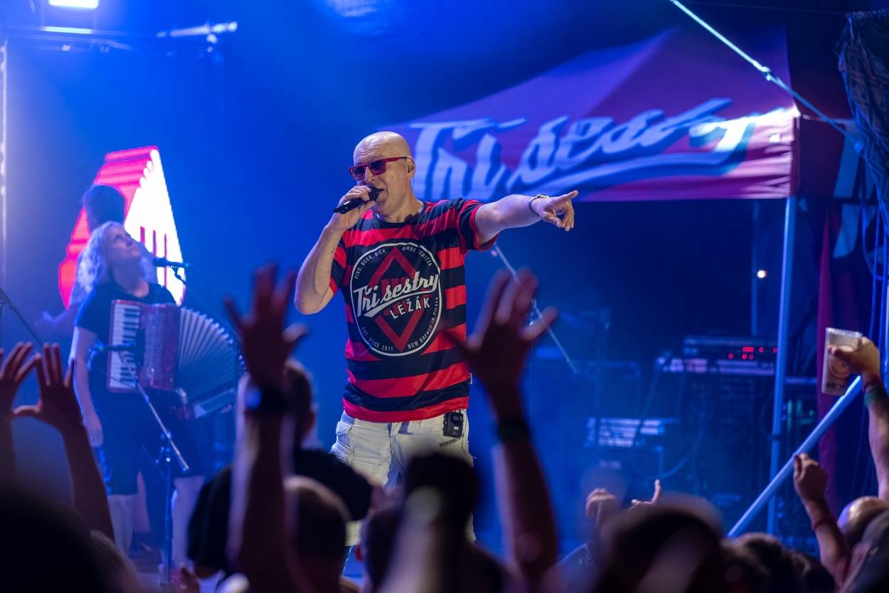 Tři sestry oslavily čtyřicet let i v Lokti, jejich hosty byli E!E a MZH