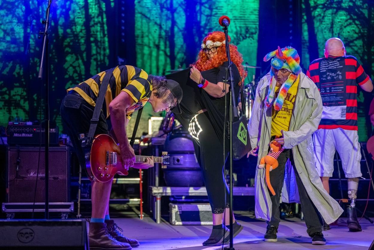 Tři sestry oslavily čtyřicet let i v Lokti, jejich hosty byli E!E a MZH