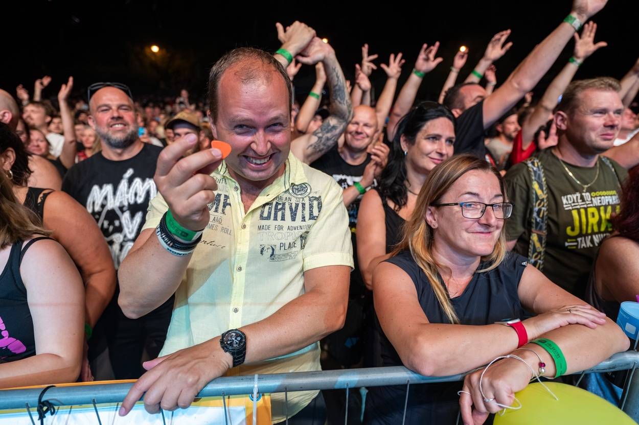 Tři sestry oslavily čtyřicet let i v Lokti, jejich hosty byli E!E a MZH