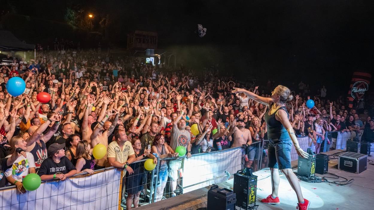 Tři sestry oslavily čtyřicet let i v Lokti, jejich hosty byli E!E a MZH