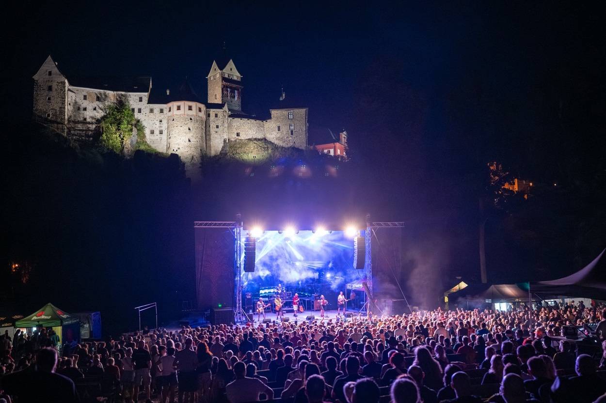 Tři sestry oslavily čtyřicet let i v Lokti, jejich hosty byli E!E a MZH