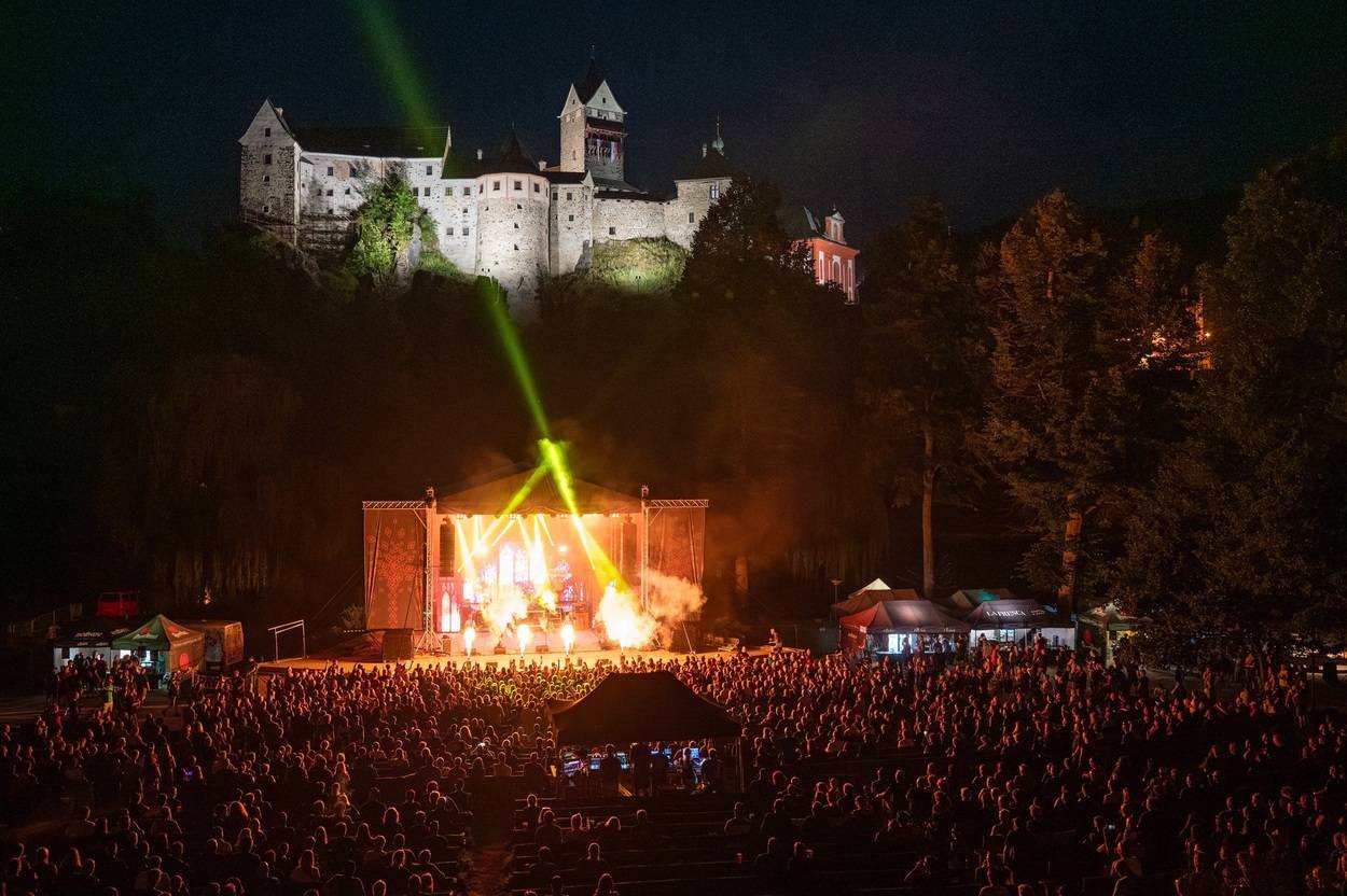 Tři sestry oslavily čtyřicet let i v Lokti, jejich hosty byli E!E a MZH