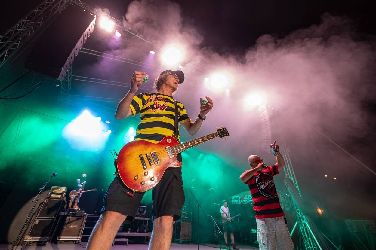 Tři sestry oslavily čtyřicet let i v Lokti, jejich hosty byli E!E a MZH