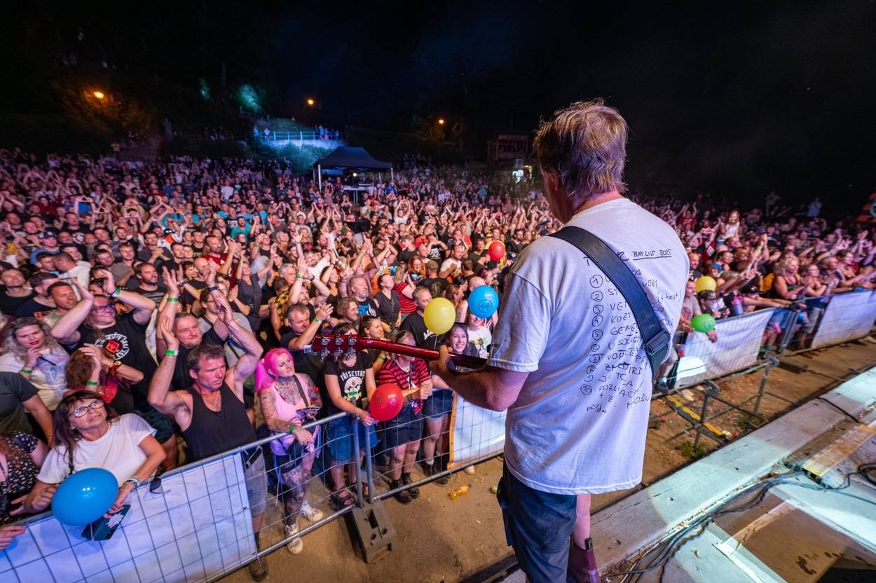 Tři sestry oslavily čtyřicet let i v Lokti, jejich hosty byli E!E a MZH