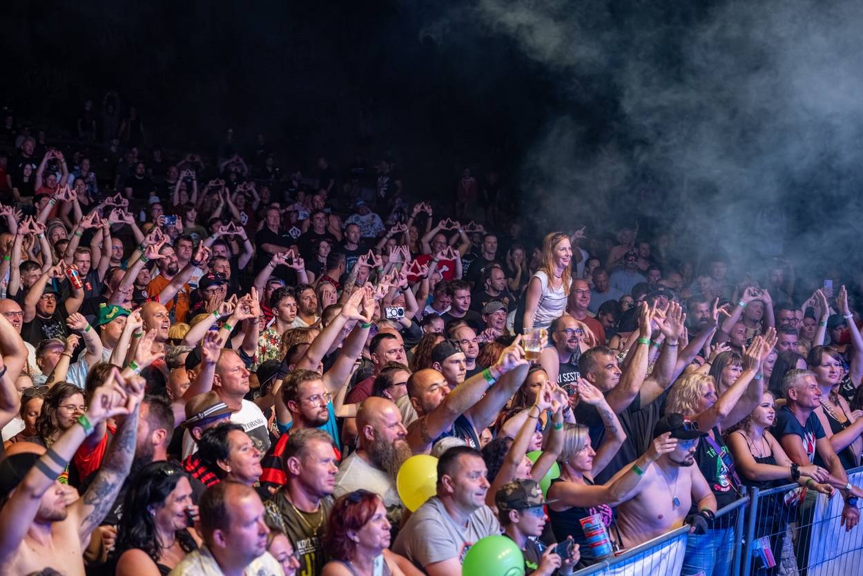 Tři sestry oslavily čtyřicet let i v Lokti, jejich hosty byli E!E a MZH