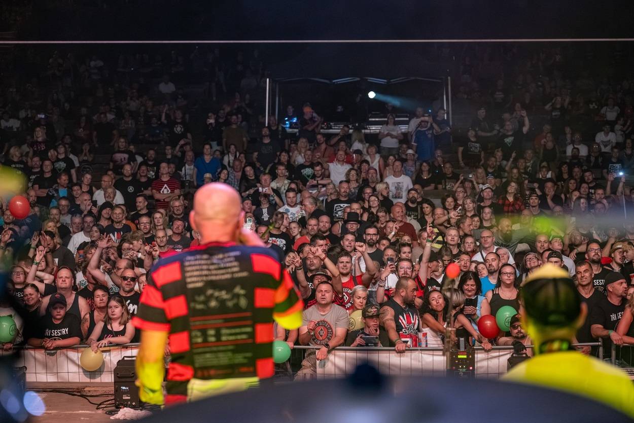 Tři sestry oslavily čtyřicet let i v Lokti, jejich hosty byli E!E a MZH