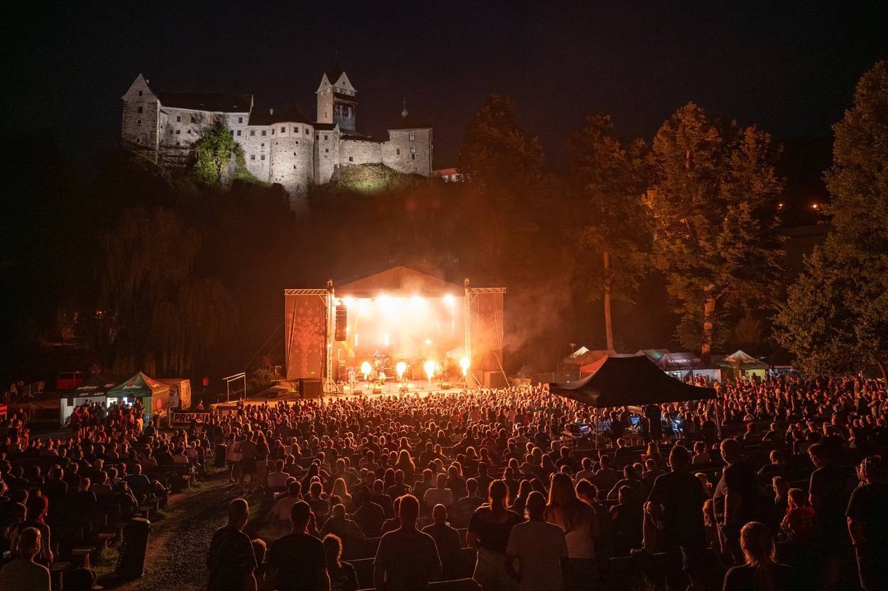 Tři sestry oslavily čtyřicet let i v Lokti, jejich hosty byli E!E a MZH