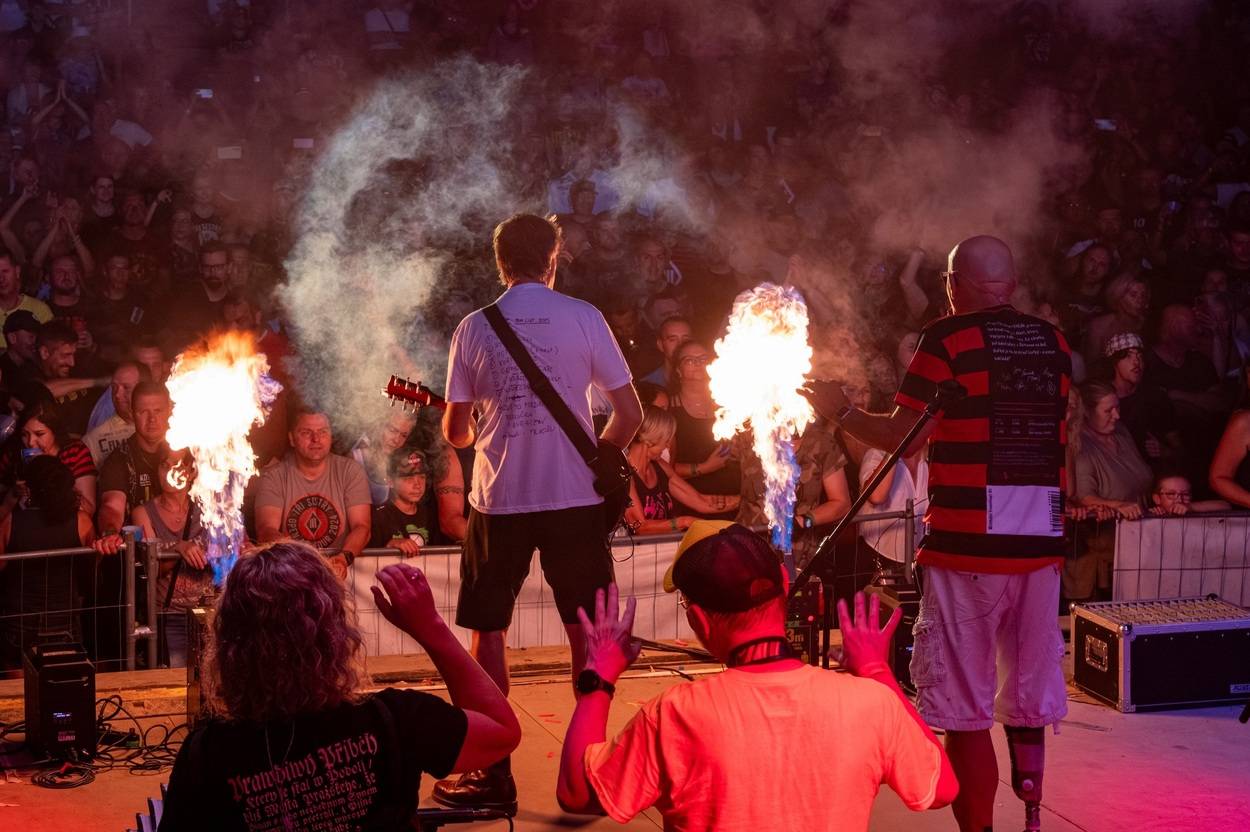 Tři sestry oslavily čtyřicet let i v Lokti, jejich hosty byli E!E a MZH