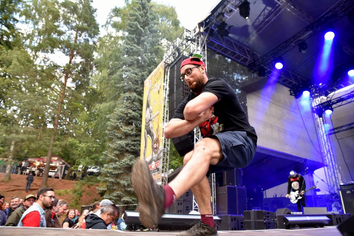 TrutnOFF, den druhý: Energií sálající Monkey Business, ostřílení punkeři SPS i hvězdný Johnny Rotten