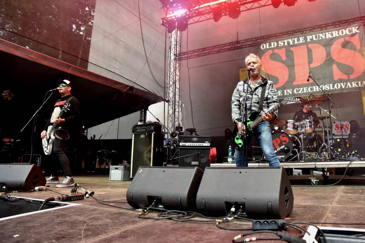 TrutnOFF, den druhý: Energií sálající Monkey Business, ostřílení punkeři SPS i hvězdný Johnny Rotten