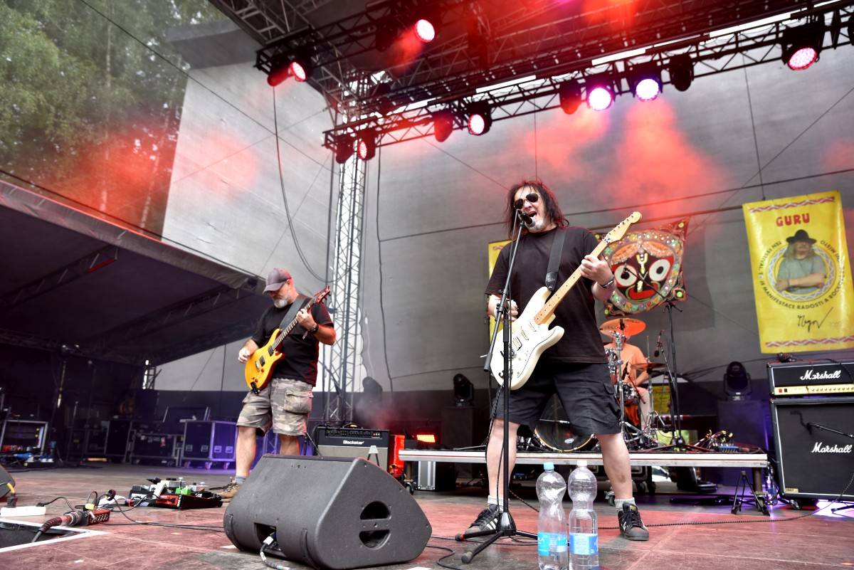 TrutnOFF, den druhý: Energií sálající Monkey Business, ostřílení punkeři SPS i hvězdný Johnny Rotten