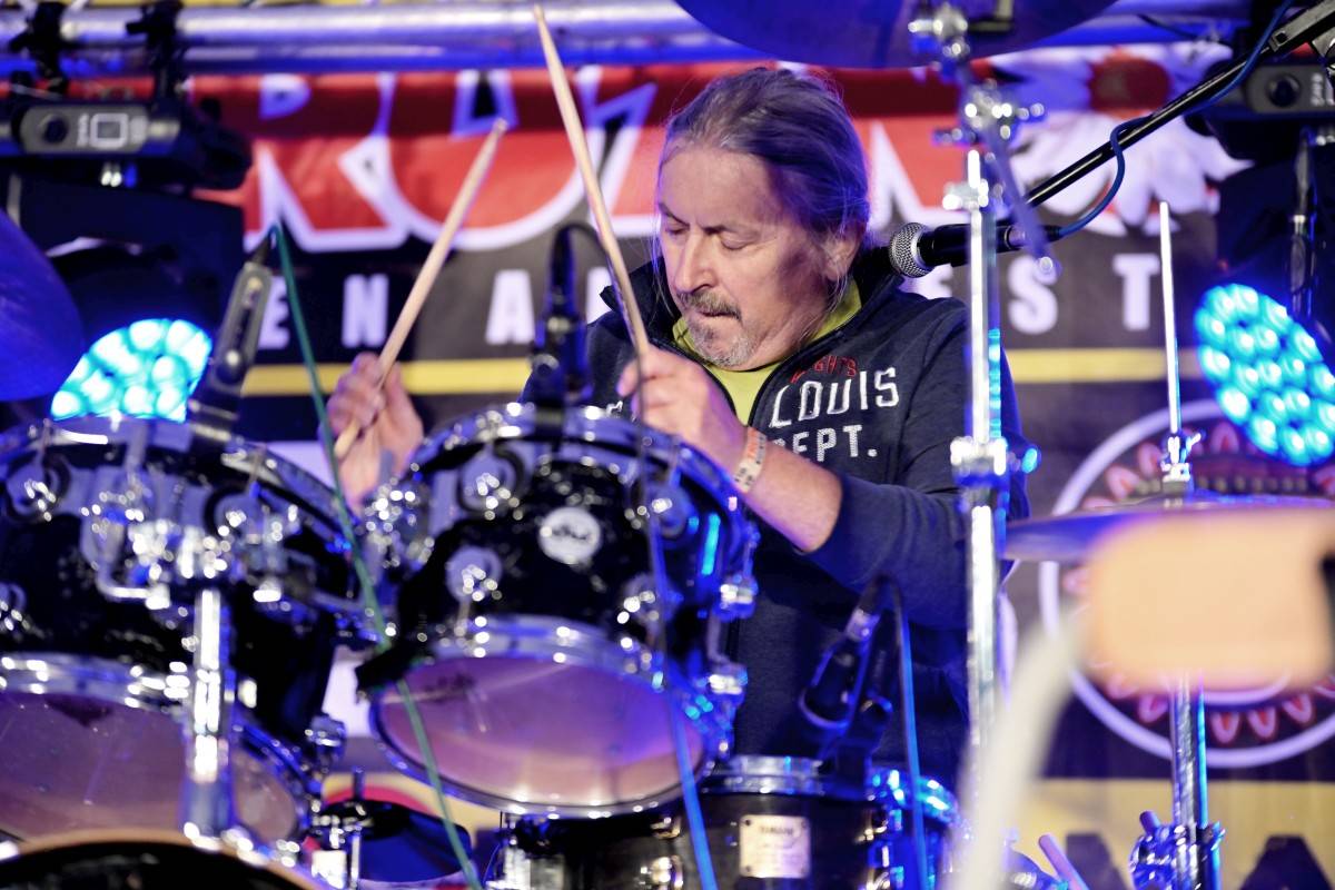 TrutnOFF, den druhý: Energií sálající Monkey Business, ostřílení punkeři SPS i hvězdný Johnny Rotten