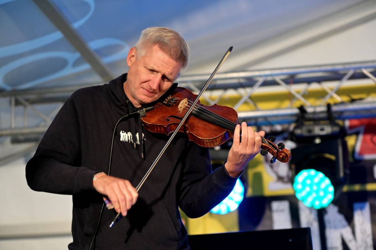 TrutnOFF, den druhý: Energií sálající Monkey Business, ostřílení punkeři SPS i hvězdný Johnny Rotten