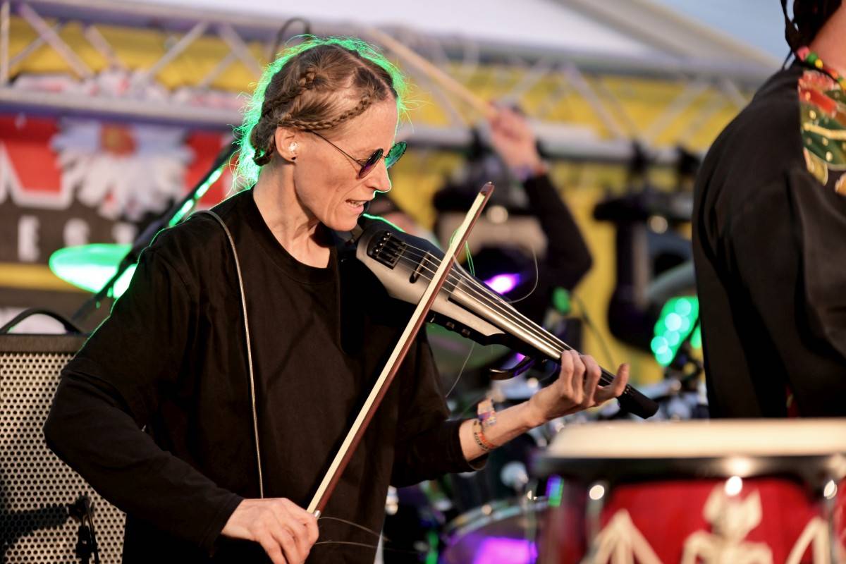 TrutnOFF, den druhý: Energií sálající Monkey Business, ostřílení punkeři SPS i hvězdný Johnny Rotten