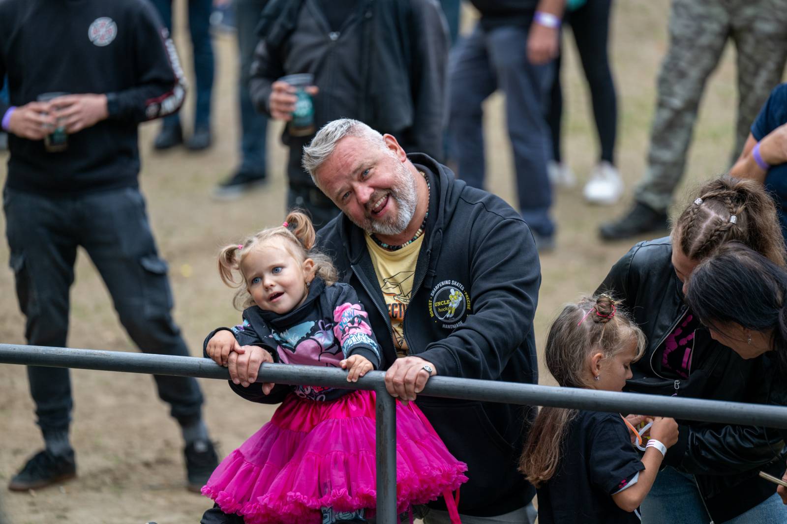 Tři sestry přivezly do Dačic kus punku. Kvůli výpadkům elektřiny se hrálo i potmě