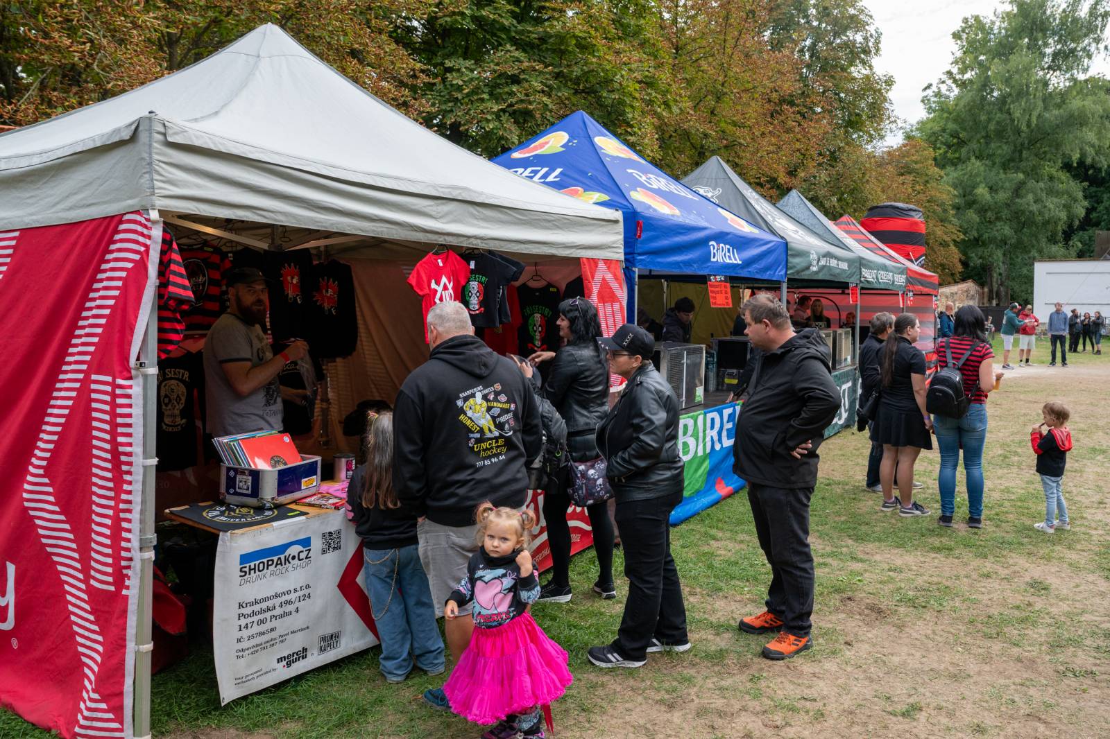 Tři sestry přivezly do Dačic kus punku. Kvůli výpadkům elektřiny se hrálo i potmě
