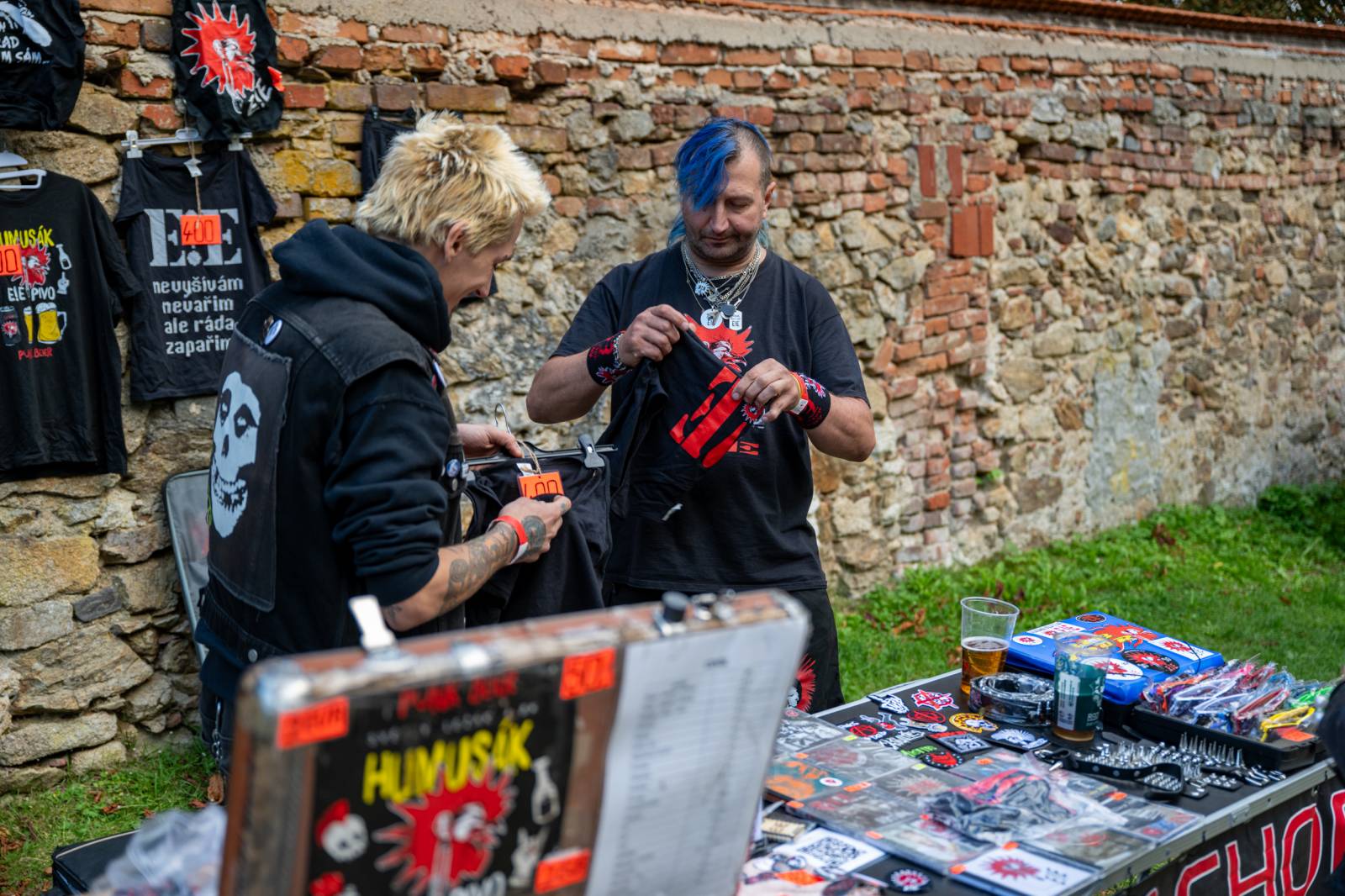 Tři sestry přivezly do Dačic kus punku. Kvůli výpadkům elektřiny se hrálo i potmě