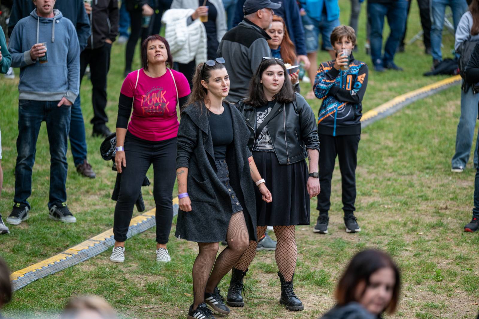 Tři sestry přivezly do Dačic kus punku. Kvůli výpadkům elektřiny se hrálo i potmě