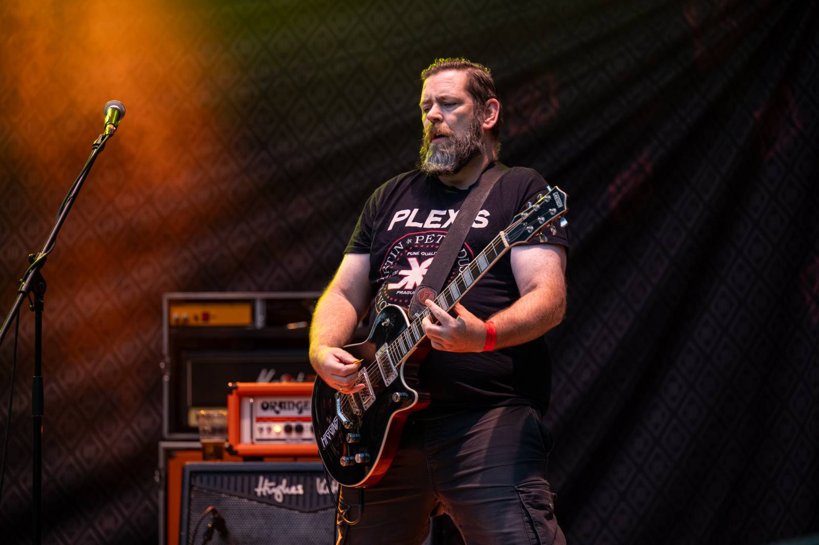 Tři sestry přivezly do Dačic kus punku. Kvůli výpadkům elektřiny se hrálo i potmě