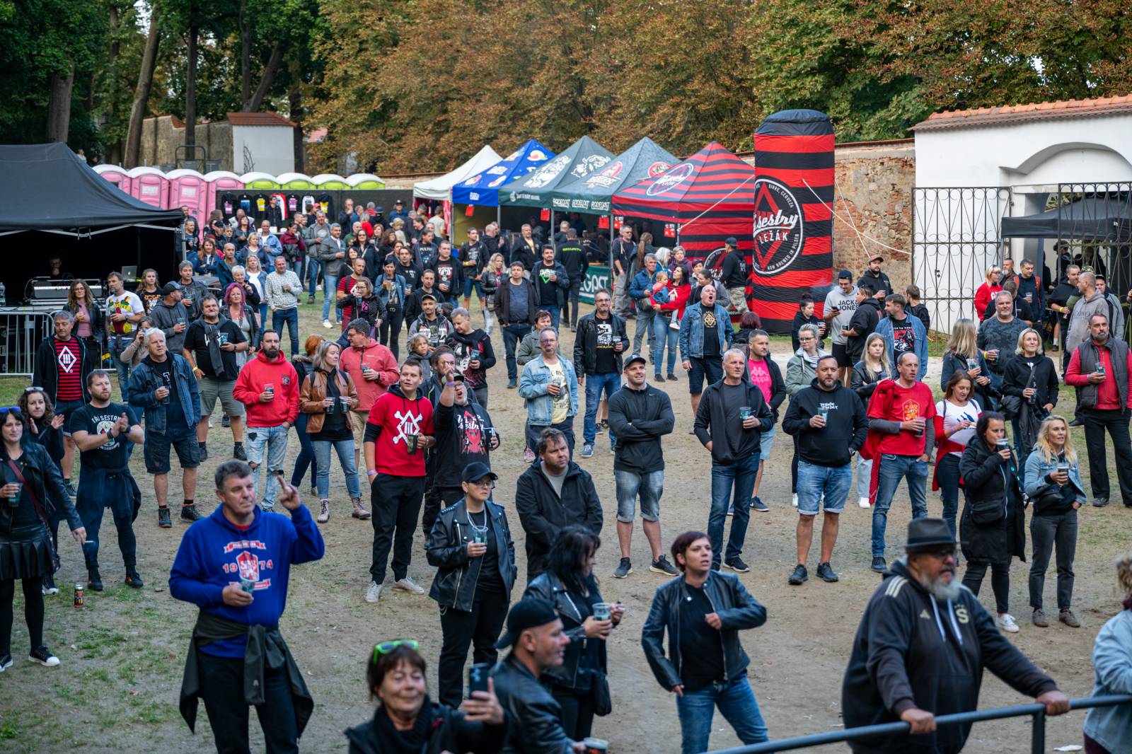 Tři sestry přivezly do Dačic kus punku. Kvůli výpadkům elektřiny se hrálo i potmě