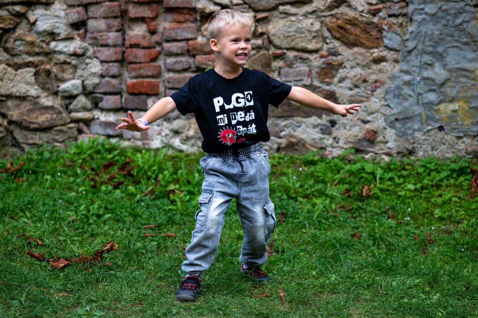 Tři sestry přivezly do Dačic kus punku. Kvůli výpadkům elektřiny se hrálo i potmě