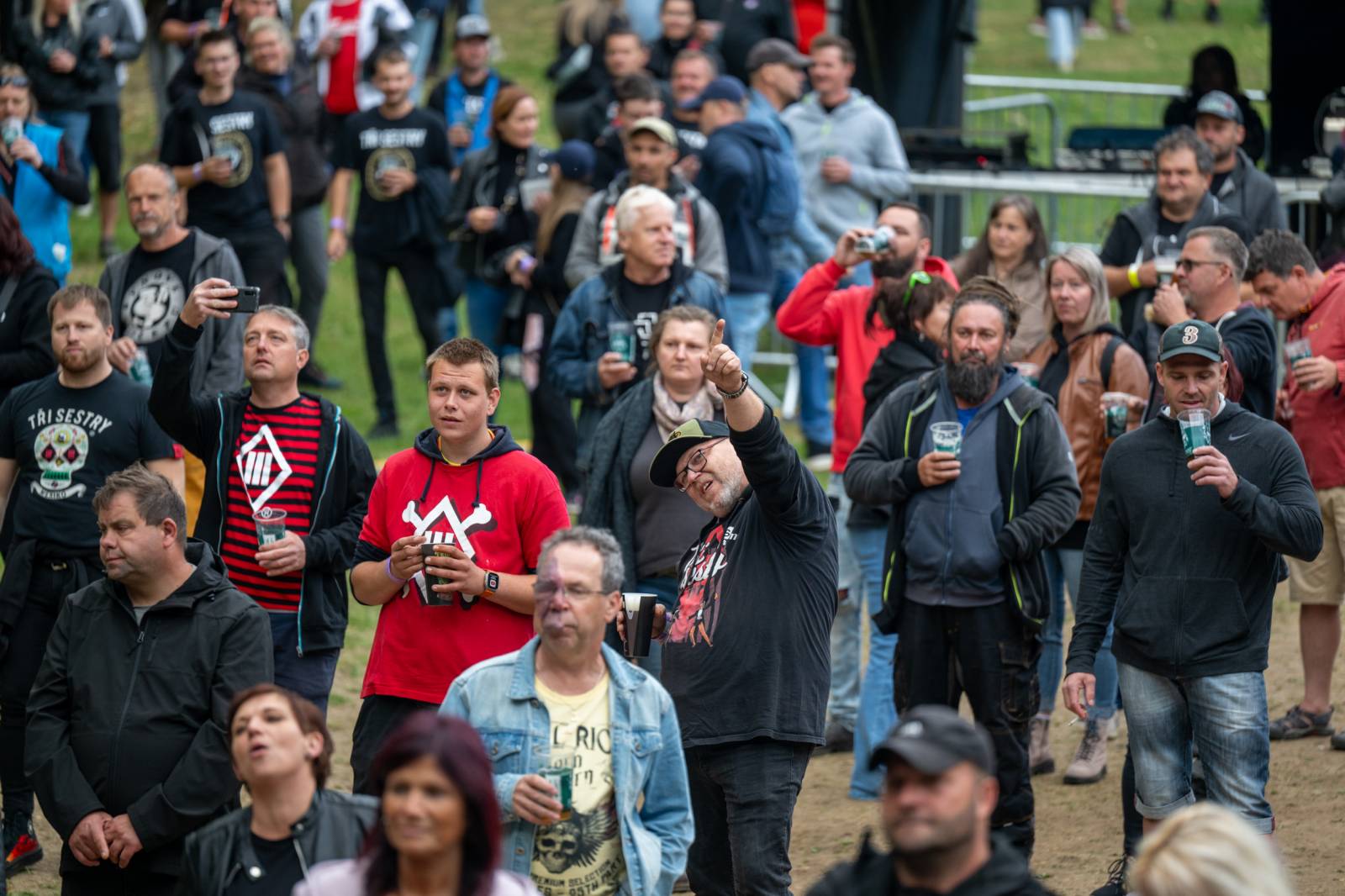 Tři sestry přivezly do Dačic kus punku. Kvůli výpadkům elektřiny se hrálo i potmě