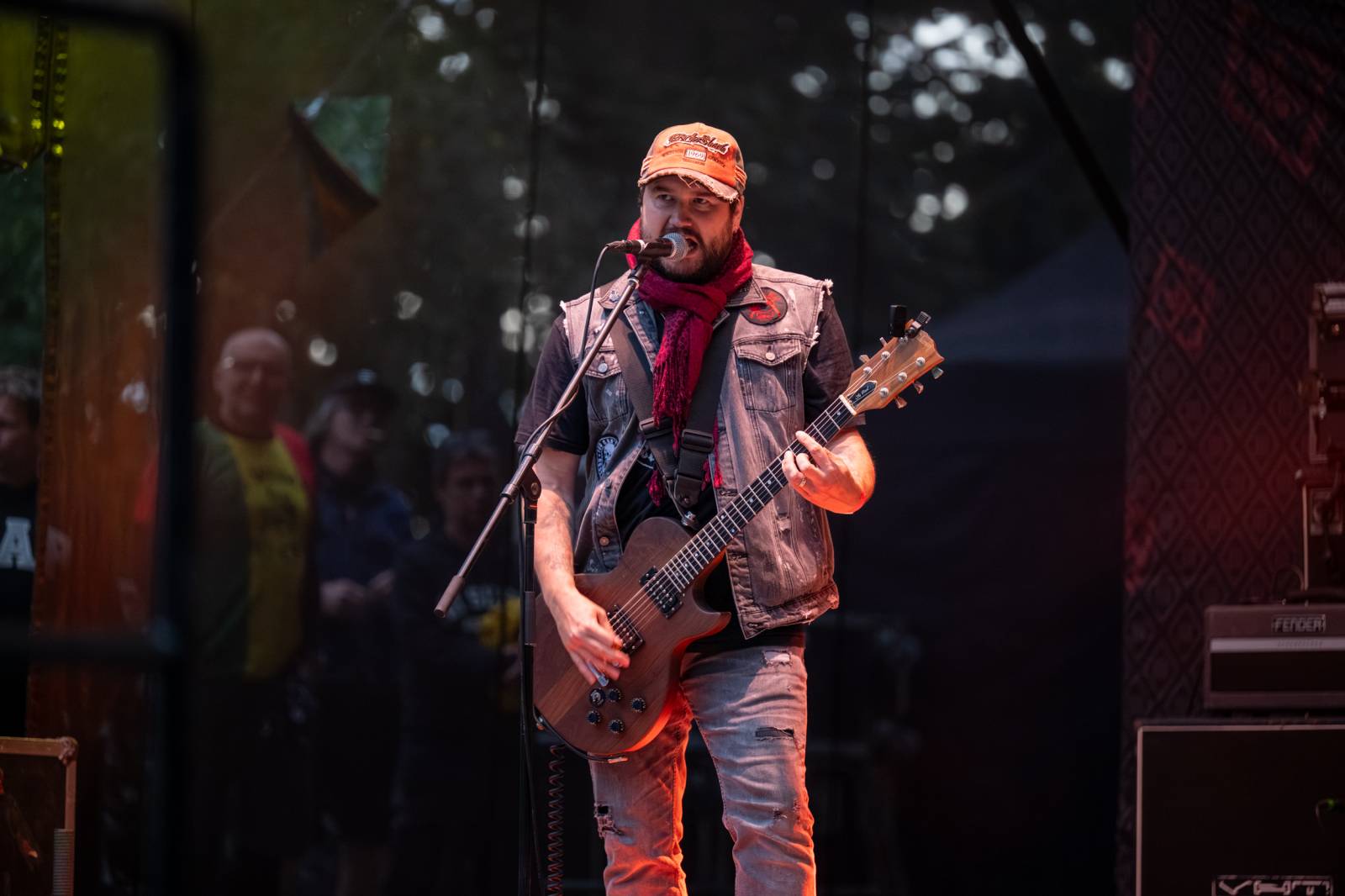 Tři sestry přivezly do Dačic kus punku. Kvůli výpadkům elektřiny se hrálo i potmě