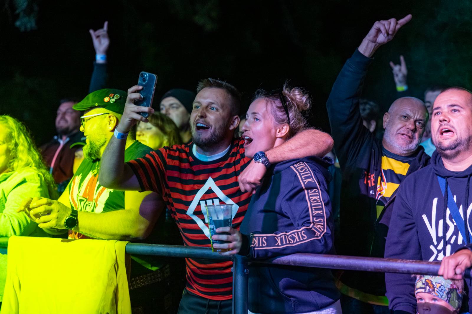 Tři sestry přivezly do Dačic kus punku. Kvůli výpadkům elektřiny se hrálo i potmě