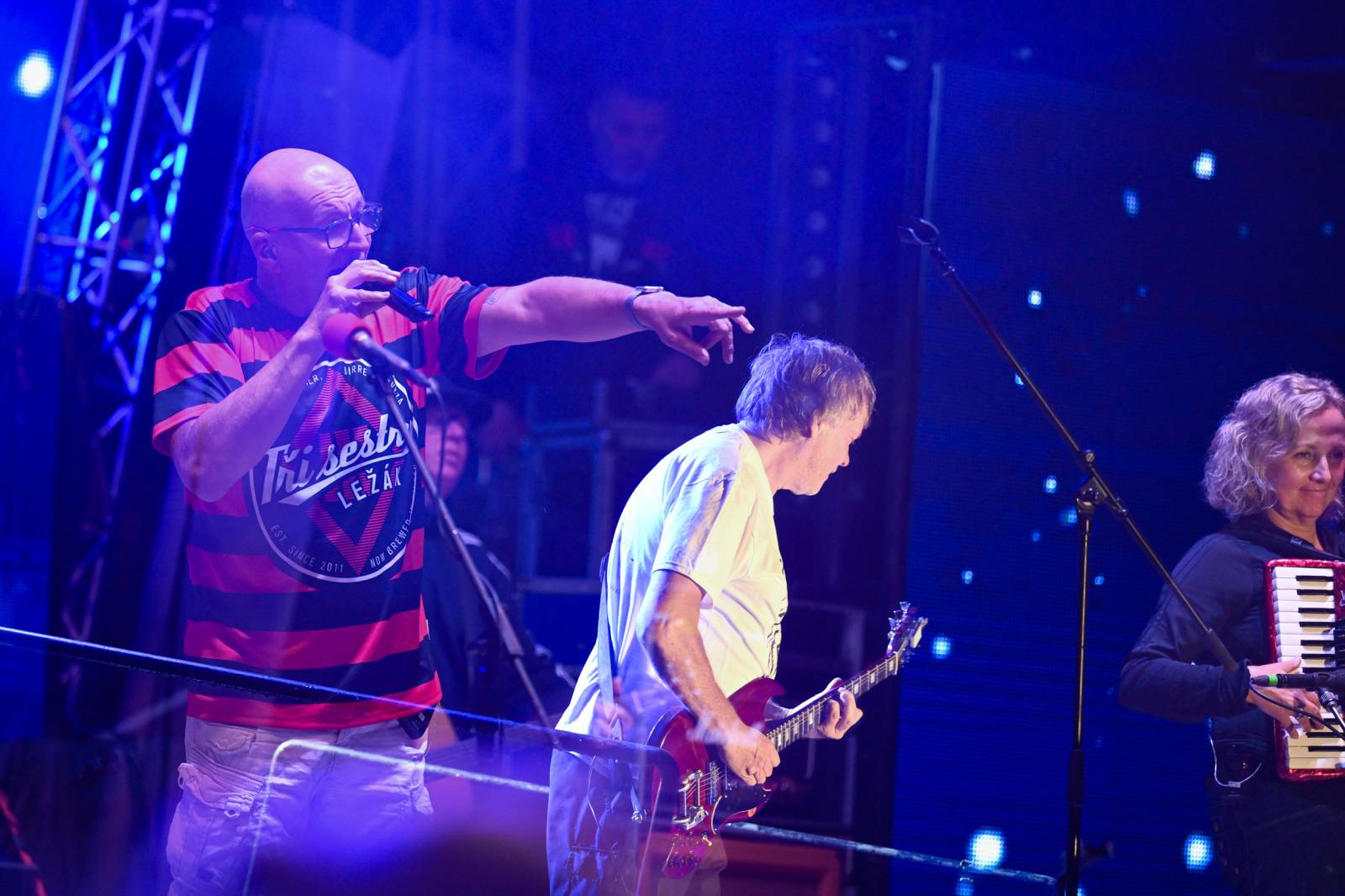 Tři sestry přivezly do Dačic kus punku. Kvůli výpadkům elektřiny se hrálo i potmě