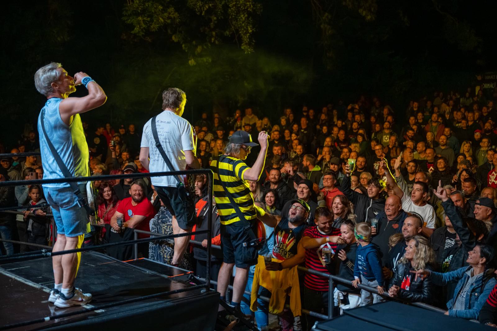 Tři sestry přivezly do Dačic kus punku. Kvůli výpadkům elektřiny se hrálo i potmě