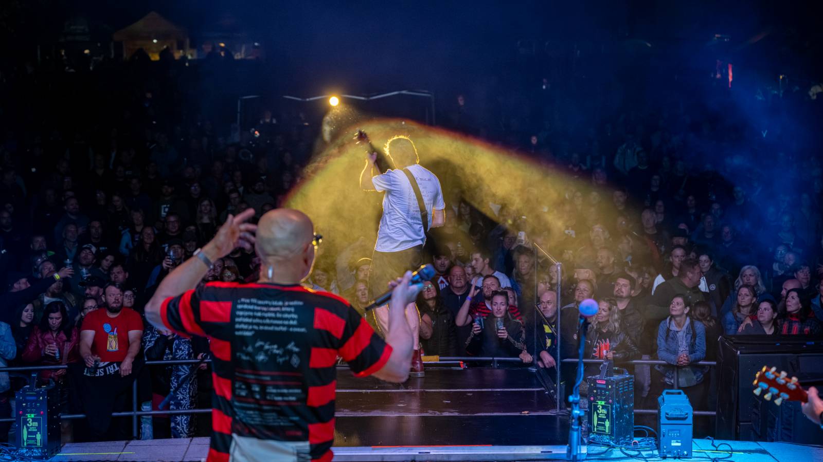 Tři sestry přivezly do Dačic kus punku. Kvůli výpadkům elektřiny se hrálo i potmě