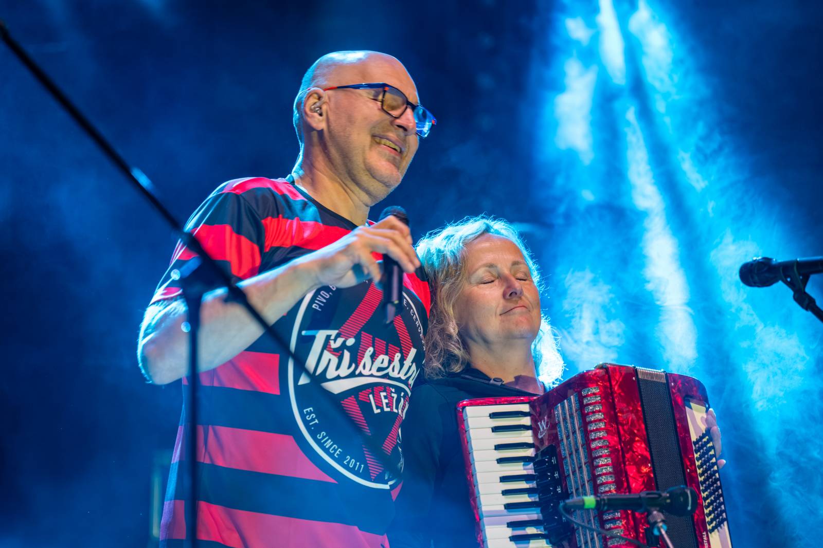 Tři sestry přivezly do Dačic kus punku. Kvůli výpadkům elektřiny se hrálo i potmě