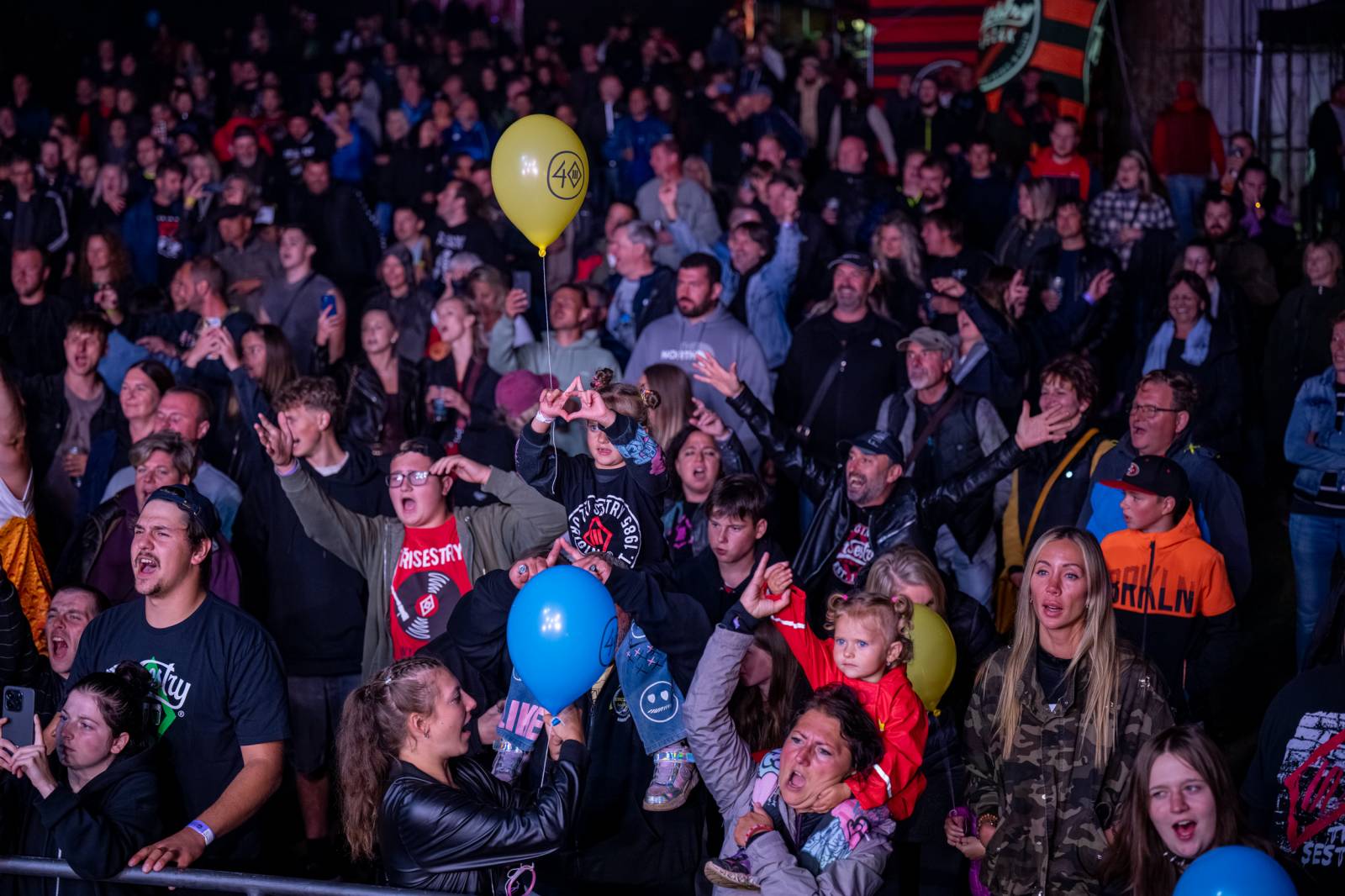 Tři sestry přivezly do Dačic kus punku. Kvůli výpadkům elektřiny se hrálo i potmě