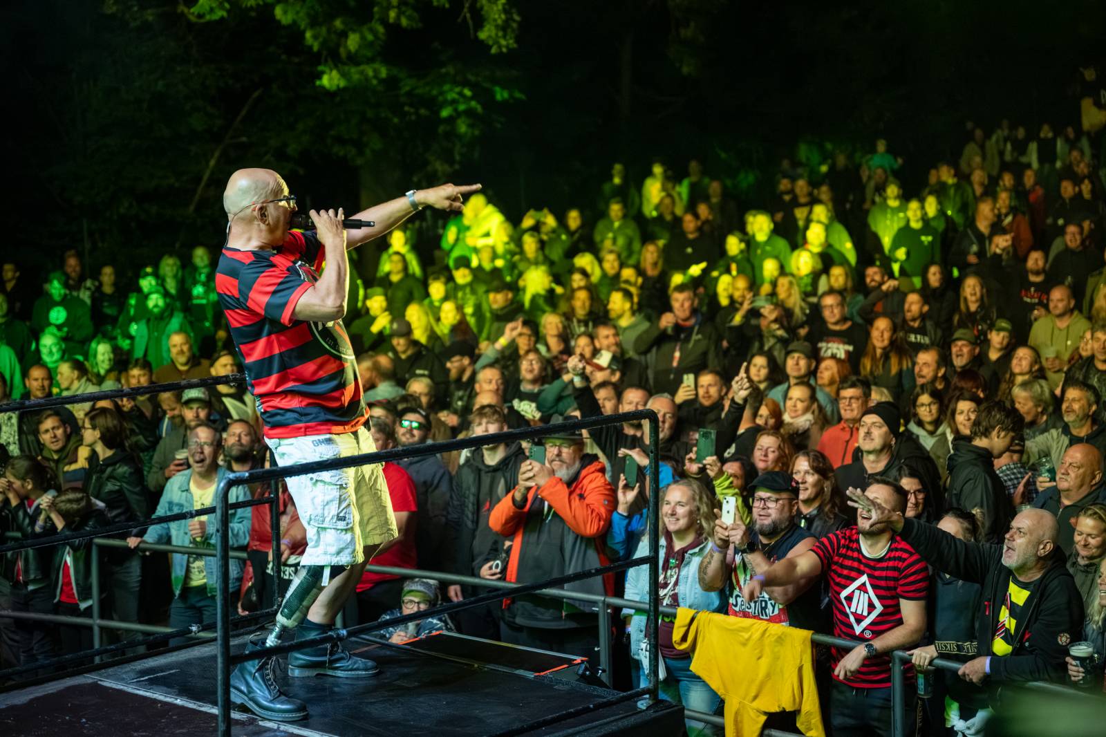 Tři sestry přivezly do Dačic kus punku. Kvůli výpadkům elektřiny se hrálo i potmě