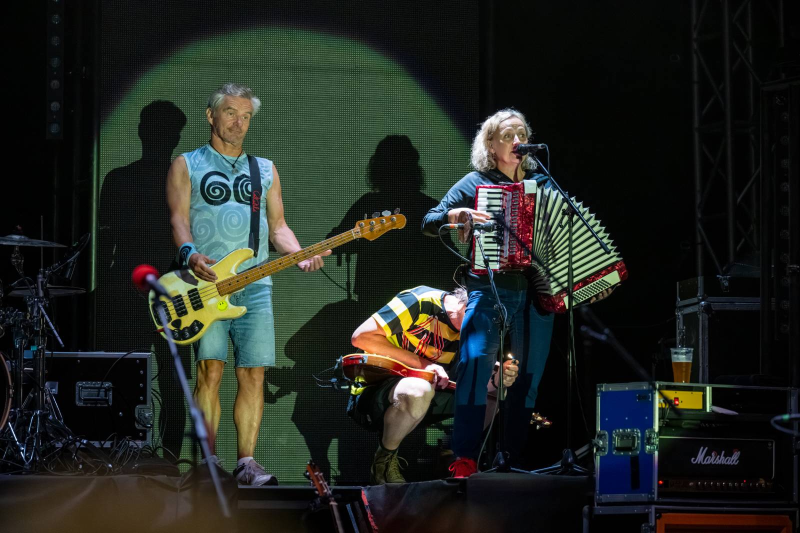 Tři sestry přivezly do Dačic kus punku. Kvůli výpadkům elektřiny se hrálo i potmě