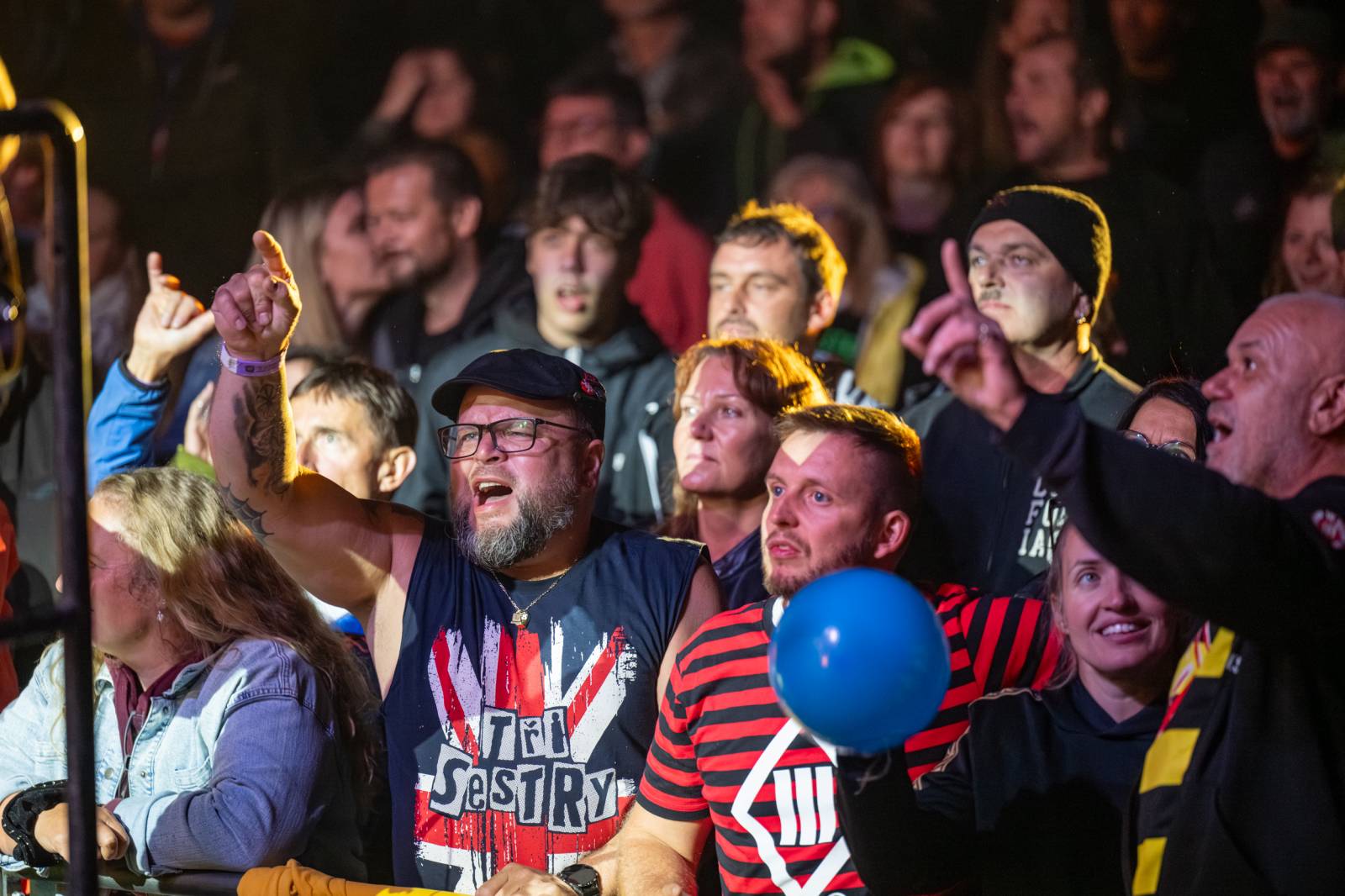 Tři sestry přivezly do Dačic kus punku. Kvůli výpadkům elektřiny se hrálo i potmě