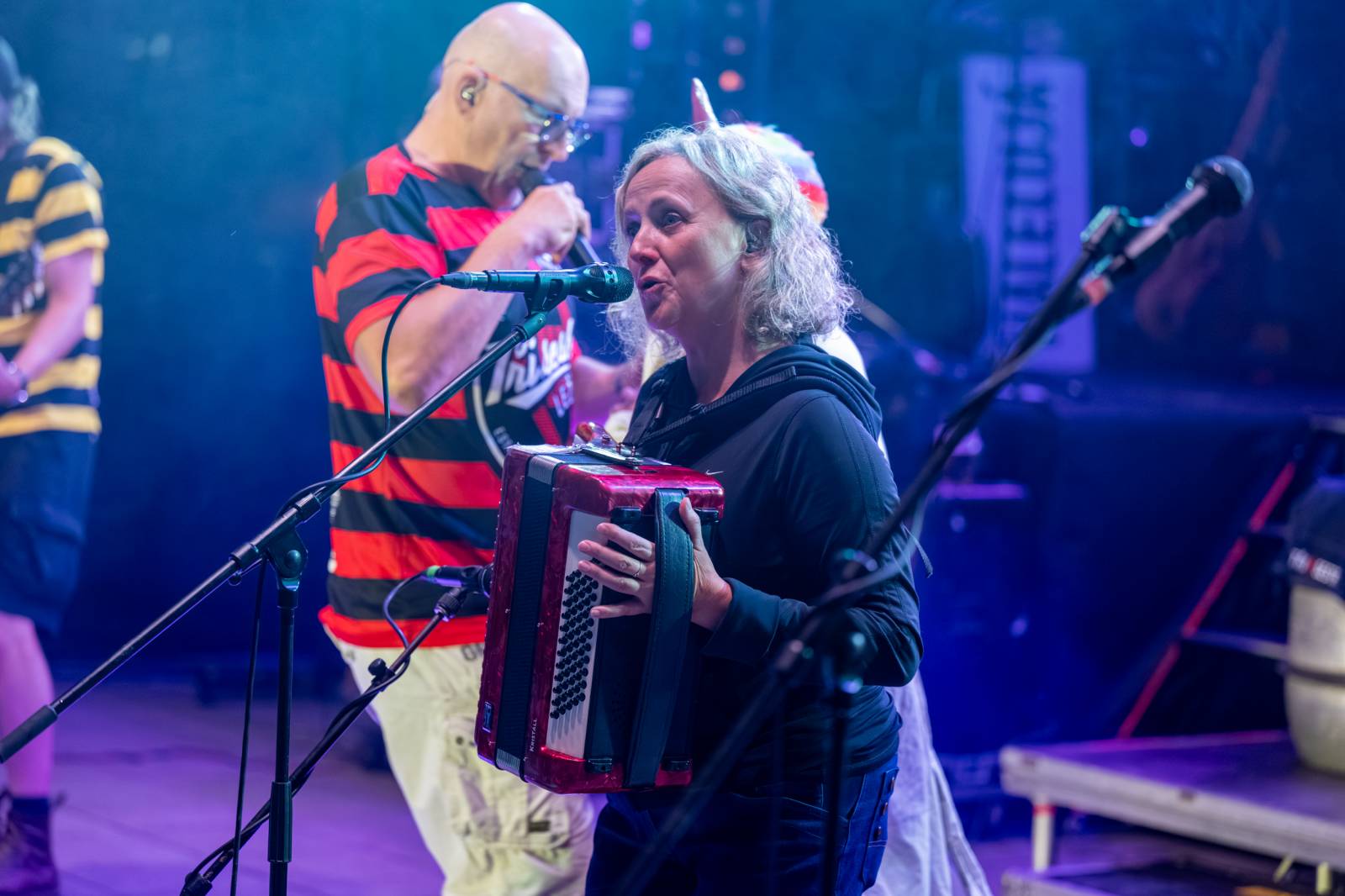 Tři sestry přivezly do Dačic kus punku. Kvůli výpadkům elektřiny se hrálo i potmě