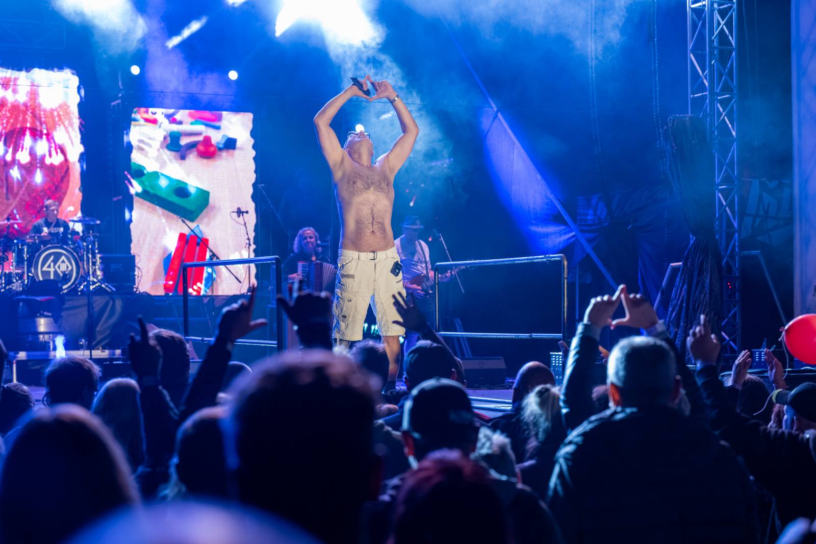 Tři sestry přivezly do Dačic kus punku. Kvůli výpadkům elektřiny se hrálo i potmě